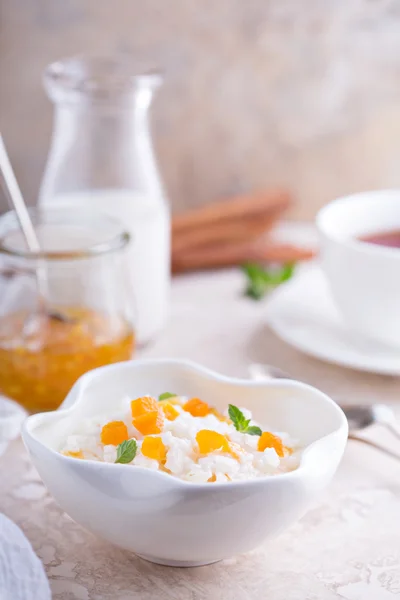 Pudding ryżowy z suszonych moreli — Zdjęcie stockowe