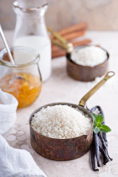 Raw rice in a measuring cup ready to be cooked — Stock Photo, Image