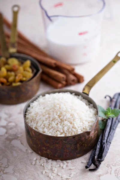 Raw rice in a measuring cup ready to be cooked — Stock Photo, Image