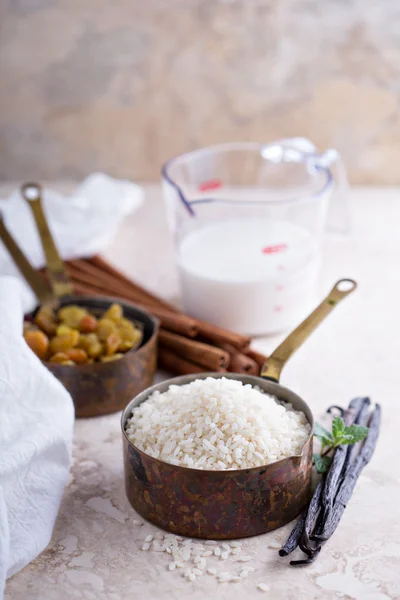 Arroz crudo en una taza de medir listo para cocinar — Foto de Stock