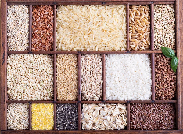 Variedade de grãos e sementes saudáveis — Fotografia de Stock