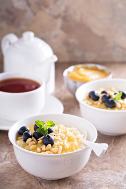 Limon Lor ve yaban mersini ile pişmiş darı püresi