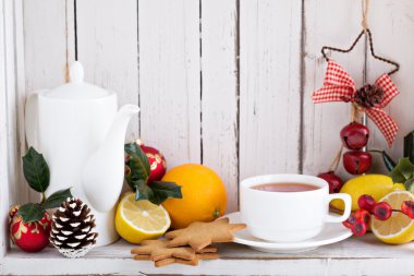 Noel natürmort eski püskü bir şık dolabında