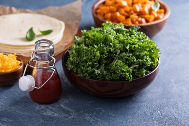 Yapma quesadillas kale ve tatlı patates ile