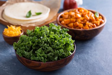 Yapma quesadillas kale ve tatlı patates ile