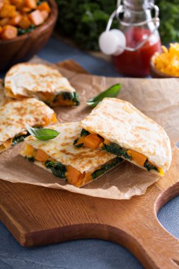 Quesadillas kale ve tatlı patates ile