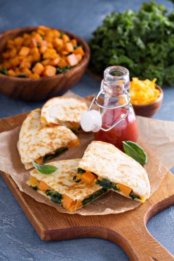 Quesadillas kale ve tatlı patates ile