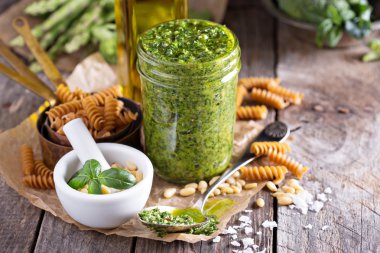 Ev yapımı pesto sos ile jar