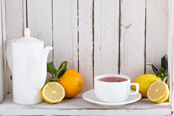 Chá com frutas cítricas na prateleira — Fotografia de Stock