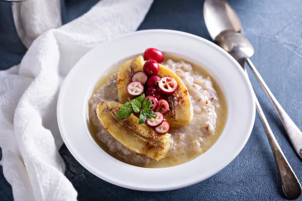 Porridge multigrano con banane e mirtilli rossi — Foto Stock