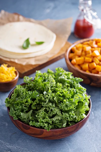 Maken quesadillas met boerenkool en zoete aardappel — Stockfoto