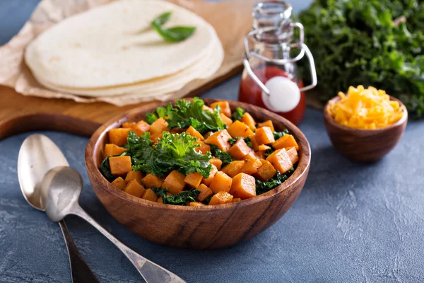 Fazendo quesadillas com couve e batata-doce — Fotografia de Stock