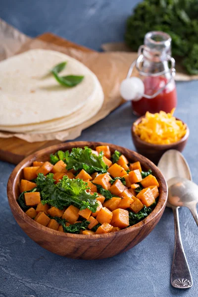 Maken quesadillas met boerenkool en zoete aardappel — Stockfoto