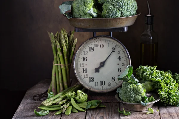 Verduras verdes frescas en escamas de cocina viejas —  Fotos de Stock