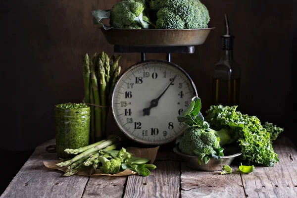 Legumes verdes frescos em antigas balanças de cozinha — Fotografia de Stock