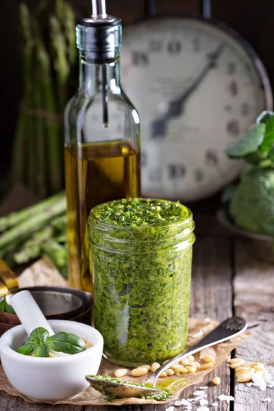 Jar met huisgemaakte pestosaus — Stockfoto