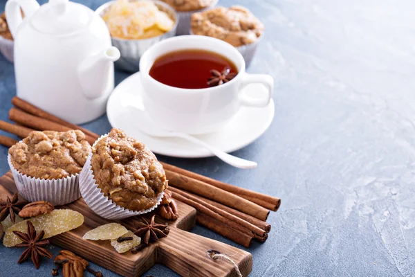 Muffin streusel allo zenzero e noci con spezie invernali — Foto Stock