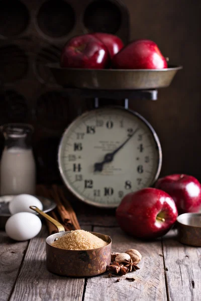 Cozimento com maçãs ingredientes em mesa rústica — Fotografia de Stock