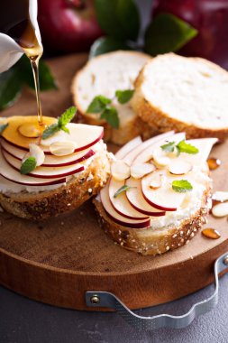 Ricotta ve elma ile küçük crostini