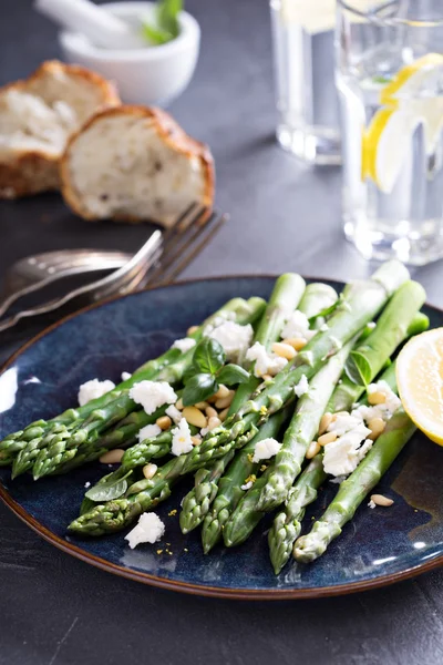 Varm sallad med sparris, fetaost och citron — Stockfoto