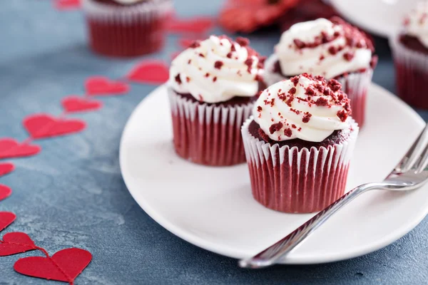 Red velvet cupcakes for Valentines day — Stock Photo, Image