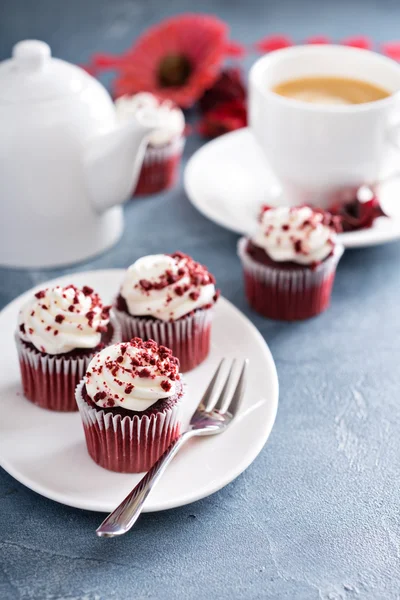 Красные бархатные кексы на День Святого Валентина — стоковое фото