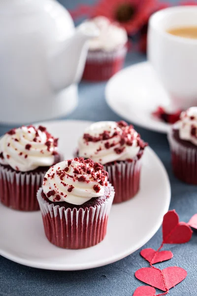 Bolinhos de veludo vermelho para o dia dos namorados — Fotografia de Stock