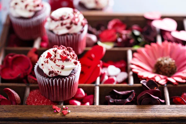 Pastelitos de terciopelo rojo para el día de San Valentín — Foto de Stock