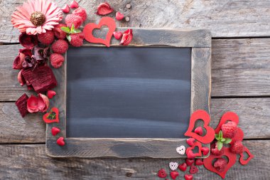 Sevgililer günü süsleri yazı tahtası çevresinde