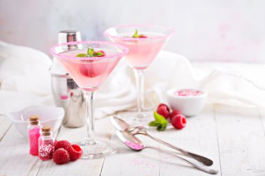 Beyaz masada ahududulu martini