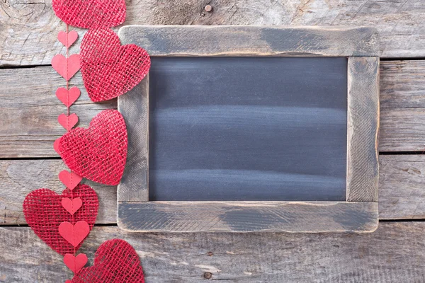 Decorazioni di giorno di San Valentino intorno a una lavagna — Foto Stock