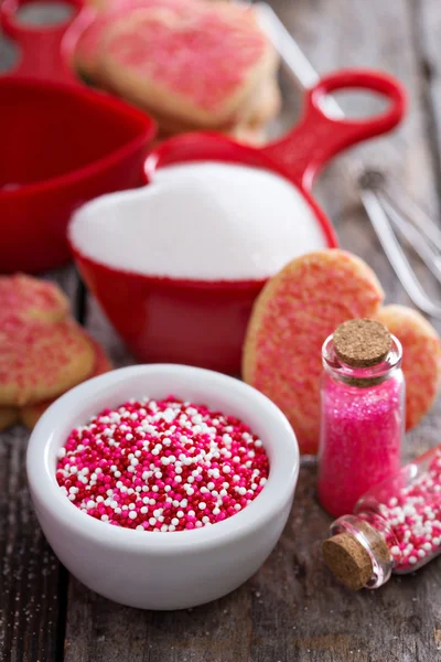 Cuocere i biscotti per San Valentino — Foto Stock