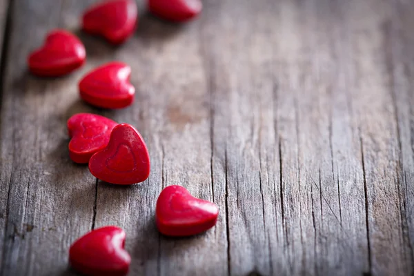 Caramelle a forma di cuore su una superficie di legno — Foto Stock