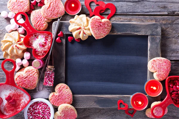 Biscotti di giorno di San Valentino intorno a una lavagna — Foto Stock