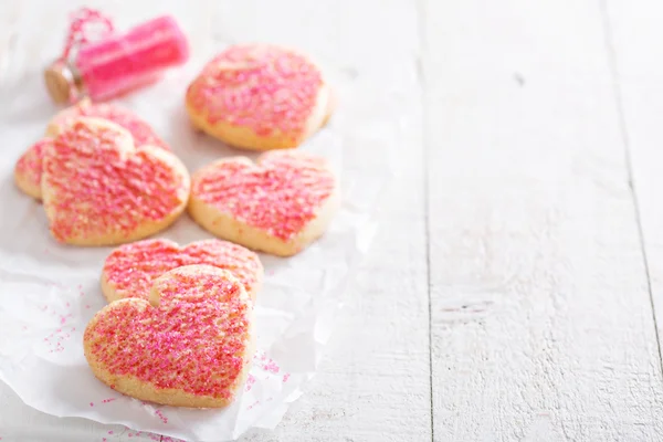 Biscuits au sucre à la Saint-Valentin avec saupoudrer — Photo