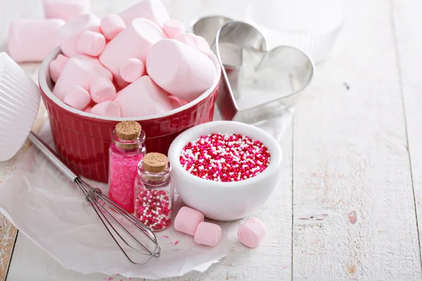 Выпечка печенья на День Святого Валентина — стоковое фото