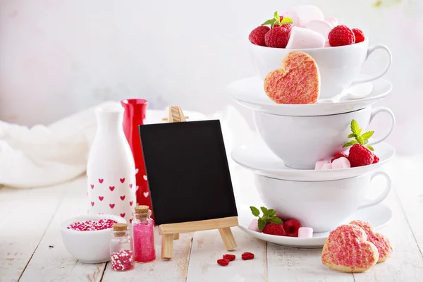 Galletas de azúcar de San Valentín en tazas apiladas —  Fotos de Stock