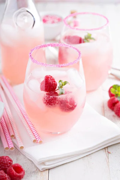 Limonada de frambuesa en un vaso —  Fotos de Stock