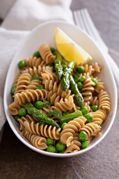 Whole wheat pasta with peas and asparagus — Stock Photo, Image