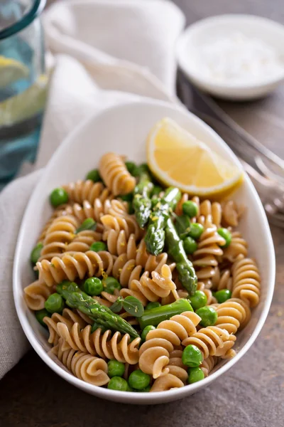 Pâtes de blé entier aux pois et aux asperges — Photo