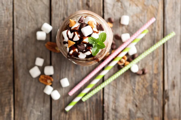 Schokoladenshake mit Sauce und Marshmallows — Stockfoto