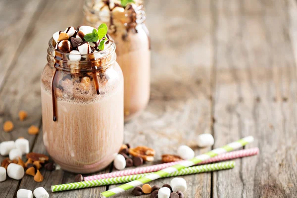 Chocolate shake with sauce and marshmallows — Stock Photo, Image