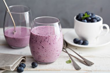 Bir bardak yaban mersini muz smoothie
