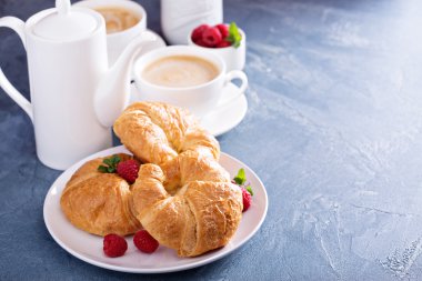 Kahvaltıda taze pişmiş kruvasanlar