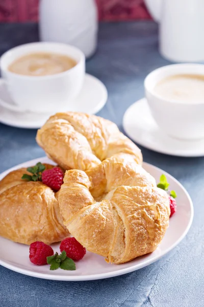 Croissants recém-assados para o café da manhã — Fotografia de Stock