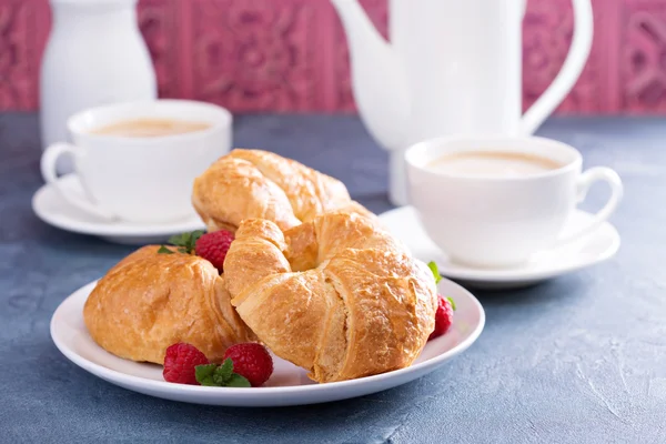 Croissant appena sfornati per colazione — Foto Stock