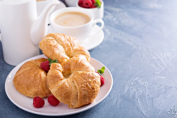 Croissants recém-assados para o café da manhã — Fotografia de Stock