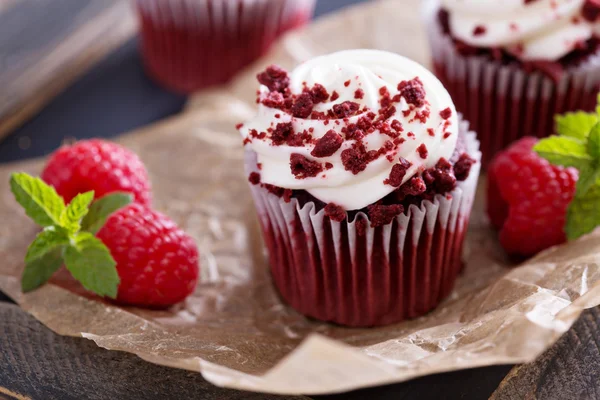 Pastelitos de terciopelo rojo en pergamino — Foto de Stock