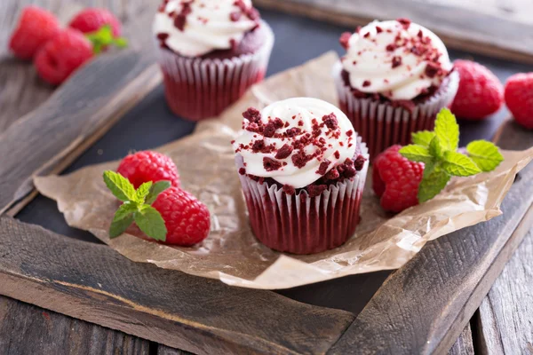Red velvet cupcakes på pergament — Stockfoto