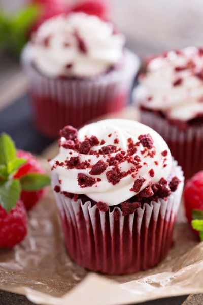 Bolinhos de veludo vermelho em pergaminho — Fotografia de Stock